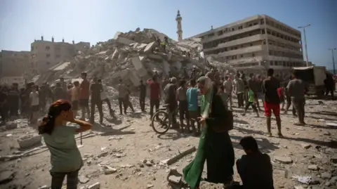 Intensified Artillery Assault Persists in Gaza