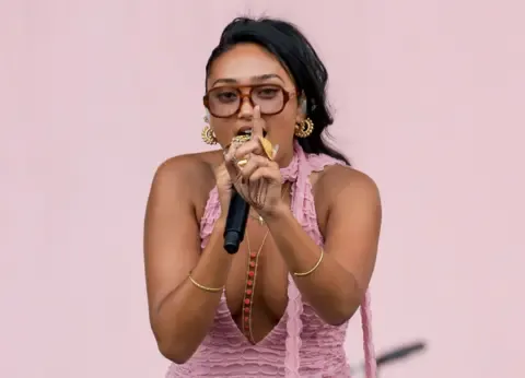 Joy Crookes Embracing Perfectionism – Her Music Benefits for It
