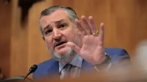 Lawmaker Cruz Compares US Broadcast Regulator to ‘Mobster’ on Jimmy Kimmel Show